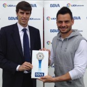 René Román recoge el 'Premio BBVA' al Mejor Jugador de la Liga Adelante