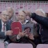 Pacientes junto a Justo Tejada en el Camp Nou. REVISTA LÍBERO